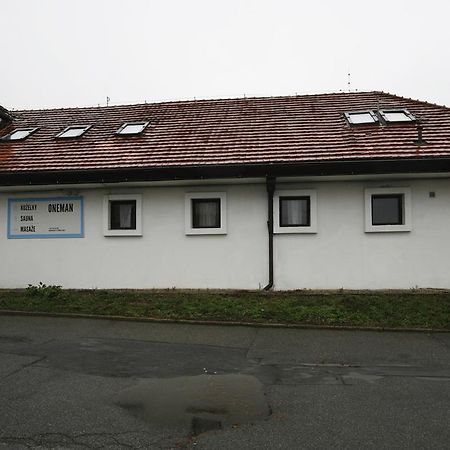 Oneman Hostel Прага Экстерьер фото
