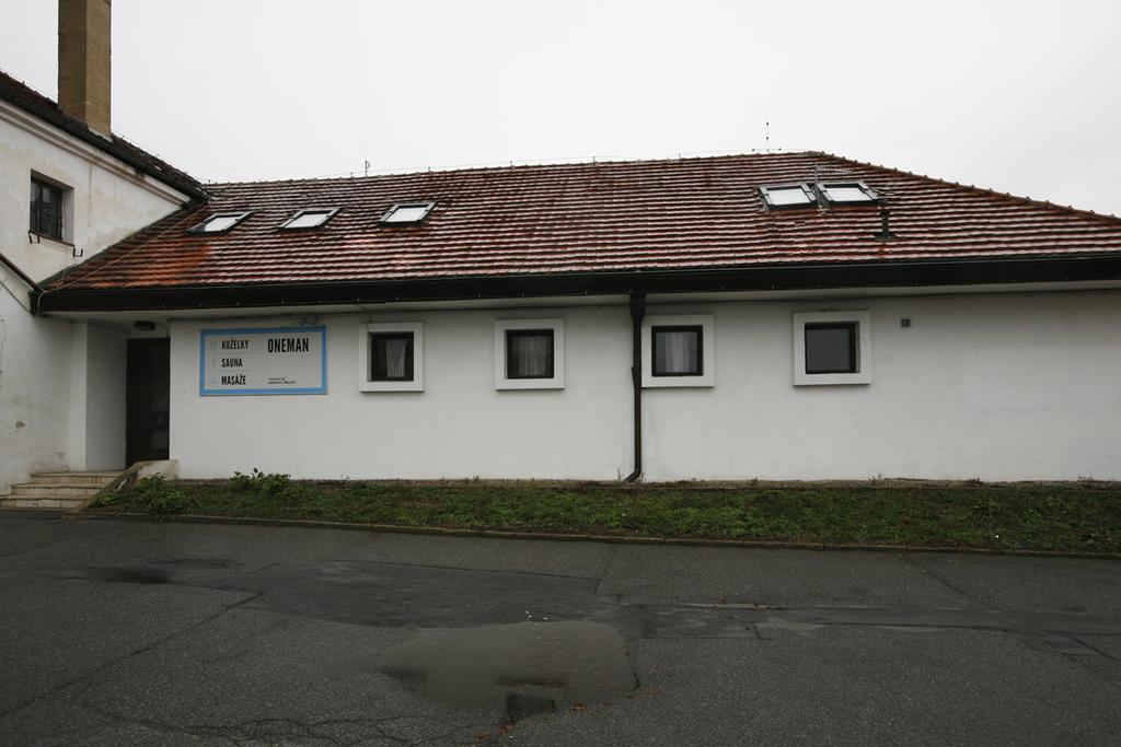 Oneman Hostel Прага Экстерьер фото